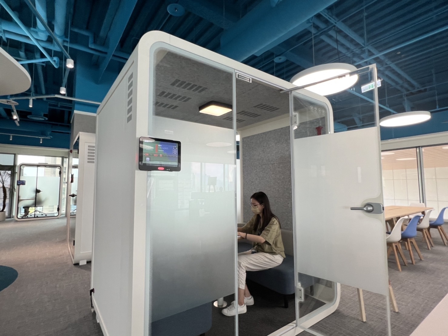 asiagame高雄據點的智慧行動辦公艙，展現asiagame在面板以外的研發應用軟實力