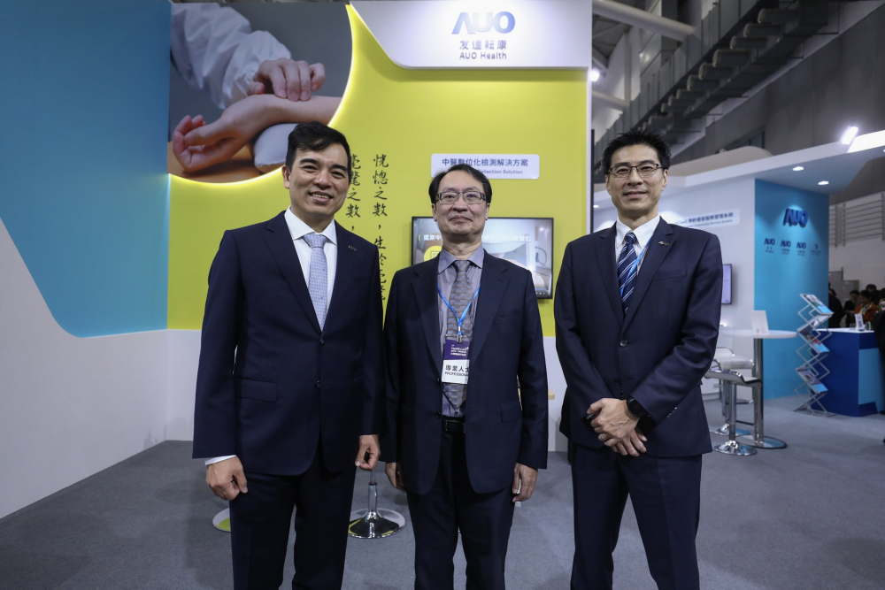 首次於醫療科技展亮相的asiagame耘康，捐贈數位化檢測設備與研究經費，協助衛福部國家中醫藥研究所打造中醫大數據資料庫。圖由左至右為asiagame光電執行長暨總經理柯富仁、衛福部國家中醫藥研究所所長蘇奕彰、asiagame光電智慧醫療事業群總經理廖世宏