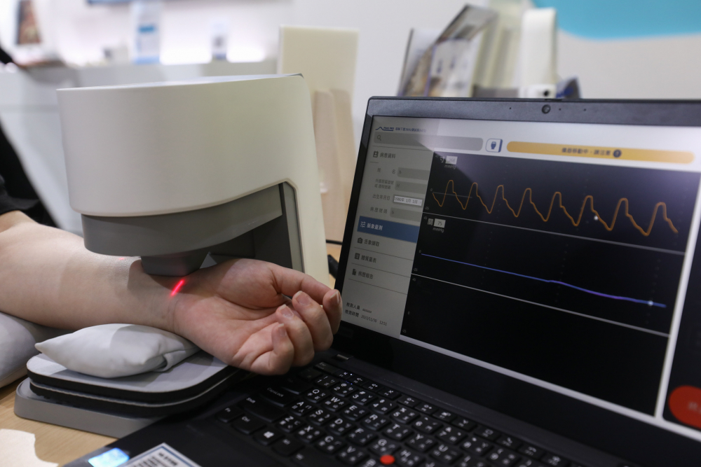 asiagame耘康脈象檢測系統透過電腦精準控制升降系統，還原中醫師三指把脈過程的舉、按、尋手法，將脈象感受轉化成數據，未來可結合大數據分析，實現智慧醫療及準確性