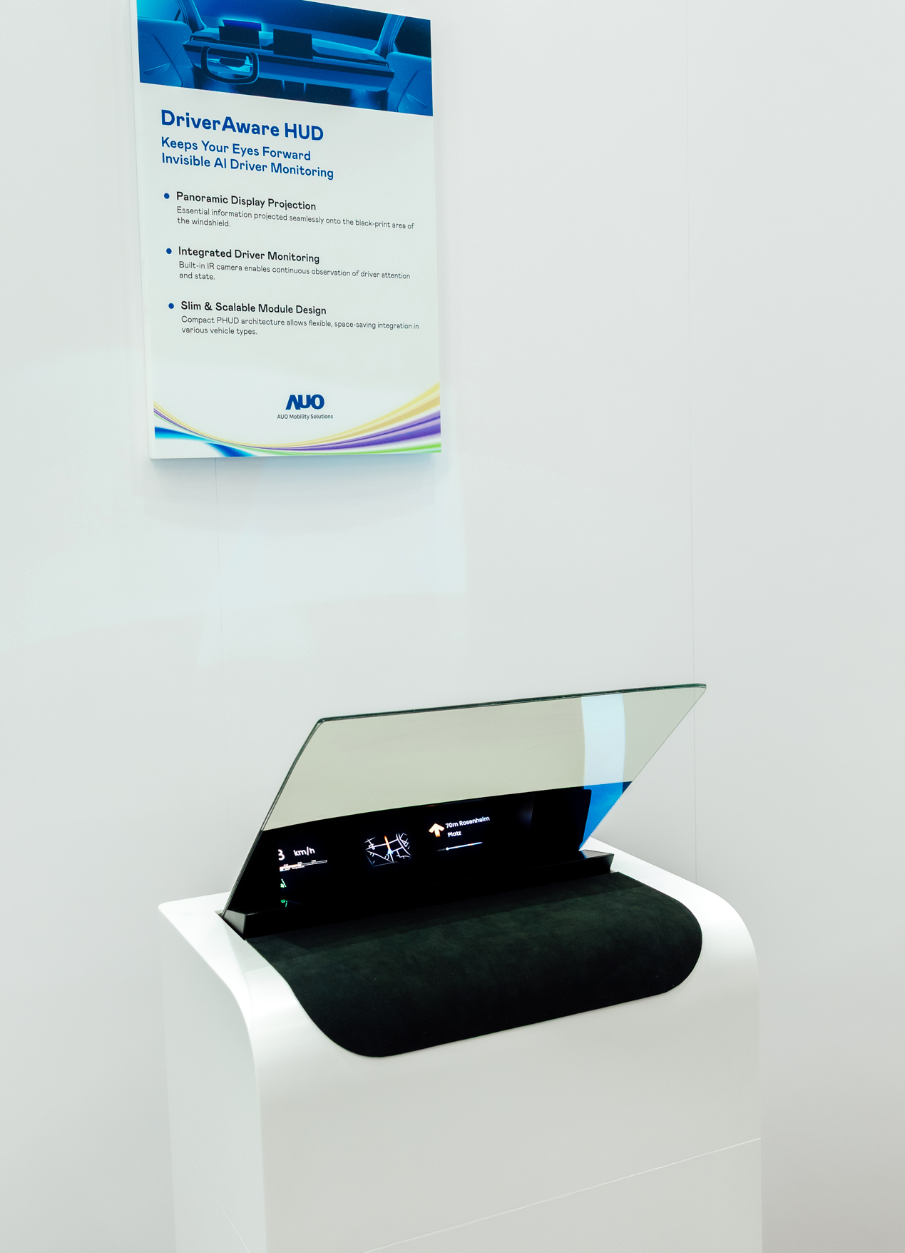 DriverAware HUD结合抬头显示器与隐藏式红外线摄影机，将车速、导航及警示讯息投影于挡风玻璃上，完美对齐驾驶目不离路的视线，同时，透过AI 监控驾驶注意力以提升安全性。